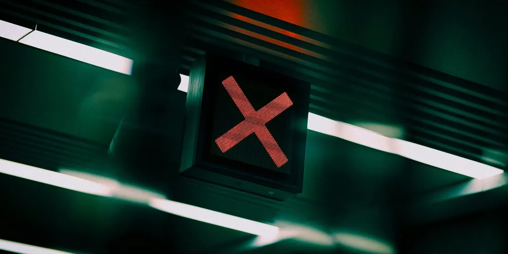 Xはシグナルリンクをブロックしている。おそらくDOGE内部告発者によるものと思われる。Xはガントリーに進入禁止信号を表示している。